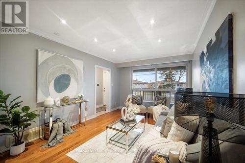 25 Windhill Crescent, Toronto, ON - Indoor Photo Showing Living Room