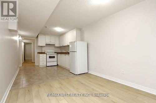 Bsmt - 5453 Festival Drive, Mississauga, ON - Indoor Photo Showing Kitchen