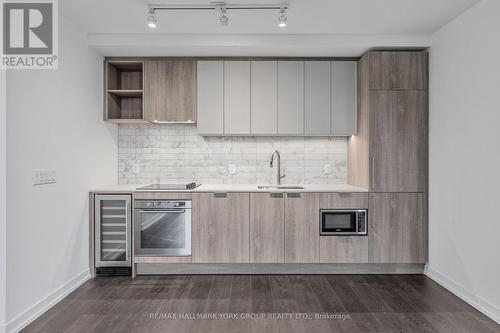 Ph 16 - 2020 Bathurst Street, Toronto, ON - Indoor Photo Showing Kitchen With Upgraded Kitchen