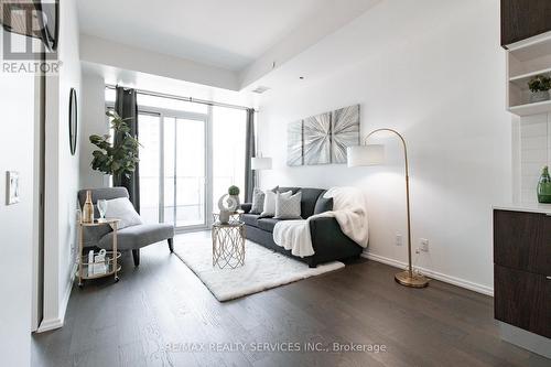 1009 - 5 Soudan Avenue, Toronto, ON - Indoor Photo Showing Living Room