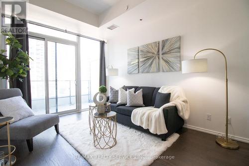 1009 - 5 Soudan Avenue, Toronto, ON - Indoor Photo Showing Living Room