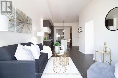 1009 - 5 Soudan Avenue, Toronto, ON - Indoor Photo Showing Living Room