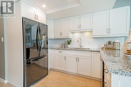 405 - 700 Wilson Road N, Oshawa, ON - Indoor Photo Showing Kitchen With Upgraded Kitchen