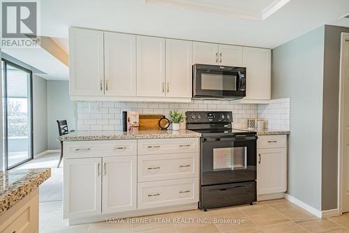 405 - 700 Wilson Road N, Oshawa, ON - Indoor Photo Showing Kitchen