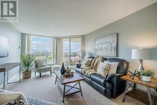 405 - 700 Wilson Road N, Oshawa, ON - Indoor Photo Showing Living Room