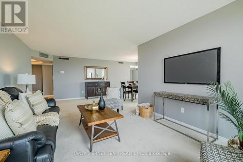 405 - 700 Wilson Road N, Oshawa, ON - Indoor Photo Showing Living Room