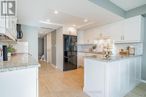 405 - 700 Wilson Road N, Oshawa, ON - Indoor Photo Showing Kitchen With Upgraded Kitchen