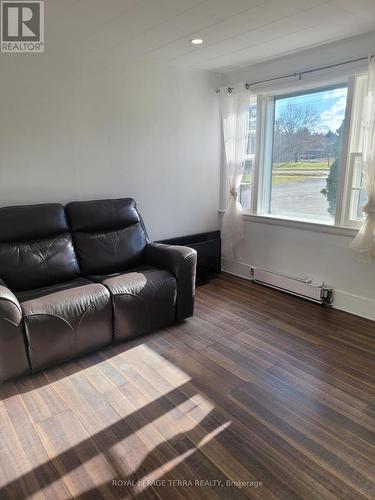 328 Little Avenue, Barrie, ON - Indoor Photo Showing Living Room