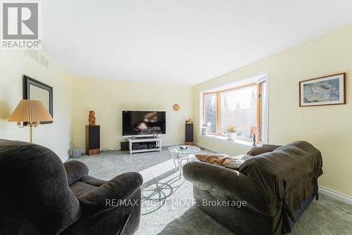 2697 Aspdin Road, Huntsville, ON - Indoor Photo Showing Living Room