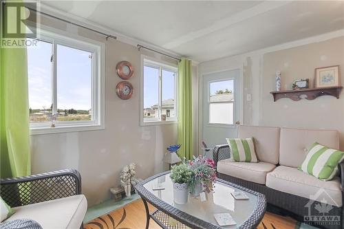 64 Dunham Street, Carleton Place, ON - Indoor Photo Showing Living Room