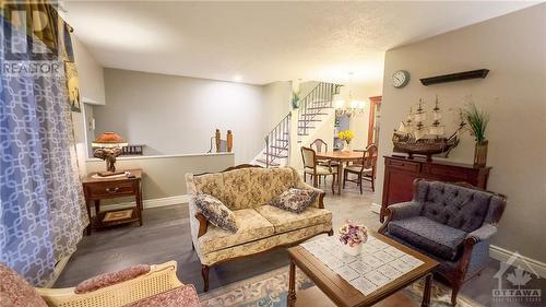 2609 Baseline Road, Ottawa, ON - Indoor Photo Showing Living Room