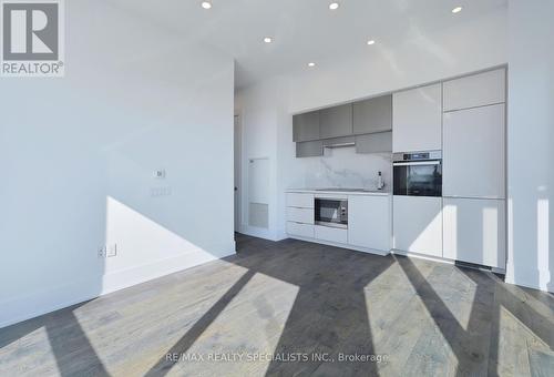 4403 - 39 Roehampton Avenue, Toronto, ON - Indoor Photo Showing Kitchen