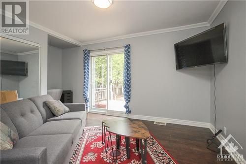 835 Montreal Road Unit#B, Ottawa, ON - Indoor Photo Showing Living Room