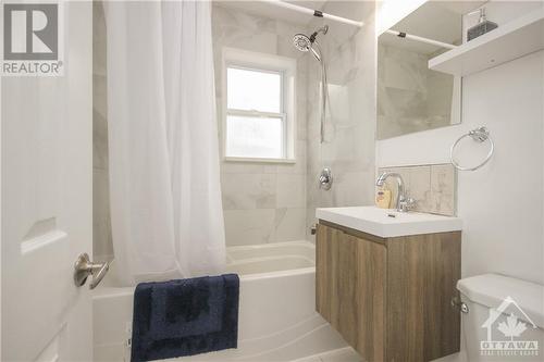 835 Montreal Road Unit#B, Ottawa, ON - Indoor Photo Showing Bathroom