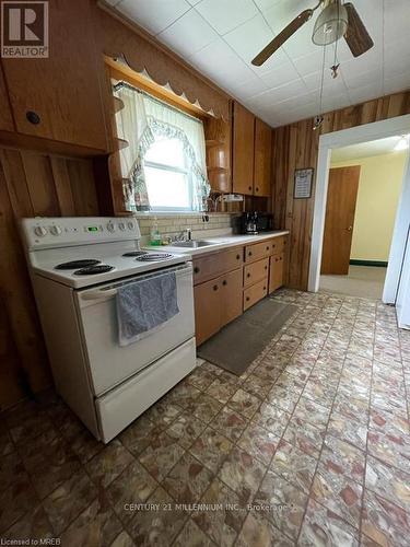 21 Bridge Street E, Port Colborne, ON - Indoor Photo Showing Kitchen With Double Sink