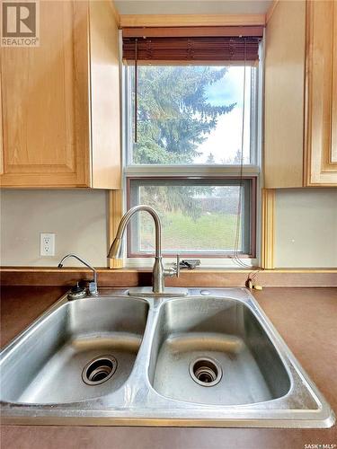 318 4Th Avenue W, Melville, SK - Indoor Photo Showing Kitchen With Double Sink