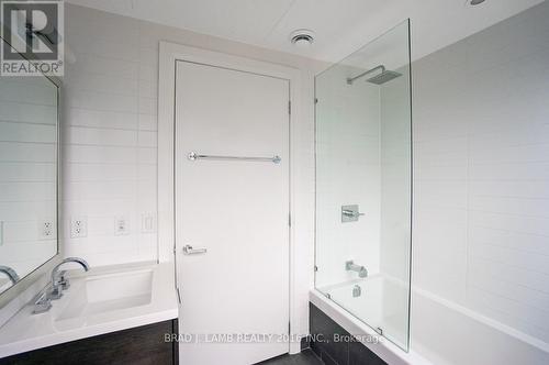 2207 - 224 King Street W, Toronto, ON - Indoor Photo Showing Bathroom