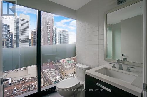 2207 - 224 King Street W, Toronto, ON - Indoor Photo Showing Bathroom