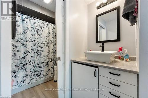 390 Gatfield Avenue, Welland, ON - Indoor Photo Showing Bathroom