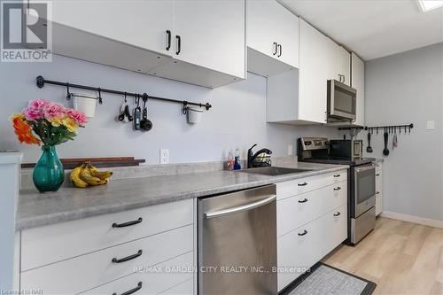 390 Gatfield Avenue, Welland, ON - Indoor Photo Showing Kitchen