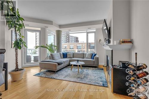 1003 - 401 Golden Avenue, Ottawa, ON - Indoor Photo Showing Living Room