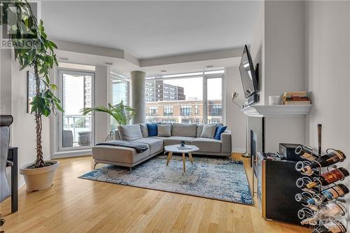 401 Golden Avenue Unit#1003, Ottawa, ON - Indoor Photo Showing Living Room