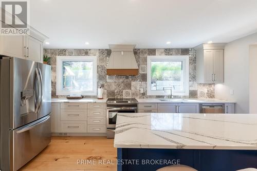 51 Compton Crescent, London, ON - Indoor Photo Showing Kitchen With Upgraded Kitchen