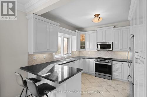 9 Mill Walk Court, Richmond Hill, ON - Indoor Photo Showing Kitchen With Upgraded Kitchen