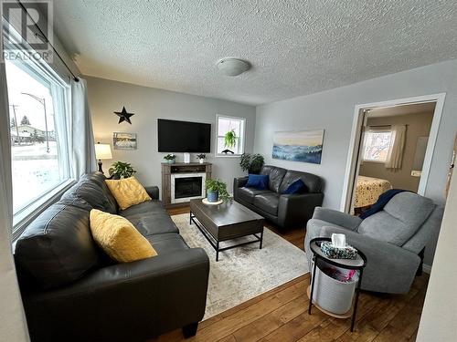 1444 96 Avenue, Dawson Creek, BC - Indoor Photo Showing Living Room