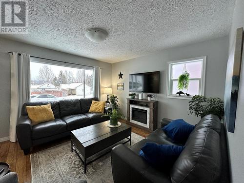 1444 96 Avenue, Dawson Creek, BC - Indoor Photo Showing Living Room