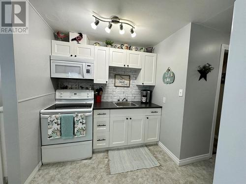 1444 96 Avenue, Dawson Creek, BC - Indoor Photo Showing Kitchen