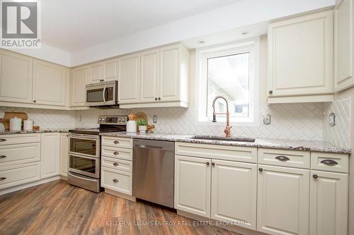 32 Wilmot Trail, Clarington (Newcastle), ON - Indoor Photo Showing Kitchen With Upgraded Kitchen