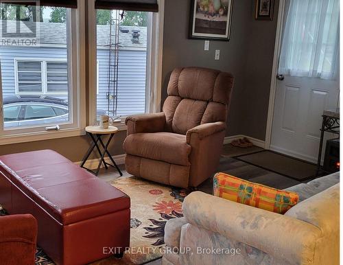 #9-116 Cedardale Road, Brighton, ON - Indoor Photo Showing Living Room