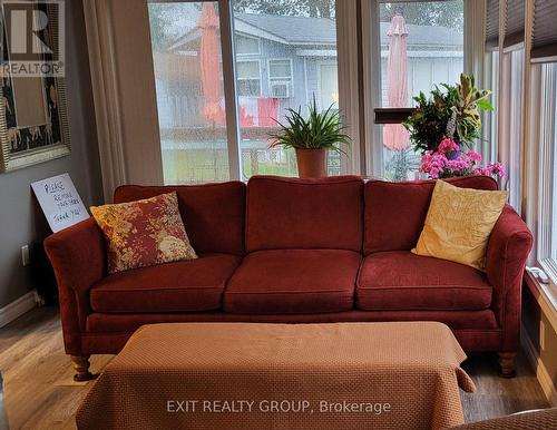 #9-116 Cedardale Road, Brighton, ON - Indoor Photo Showing Living Room