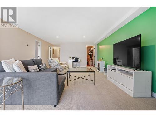 4460 Ponderosa Drive Unit# 105, Peachland, BC - Indoor Photo Showing Living Room