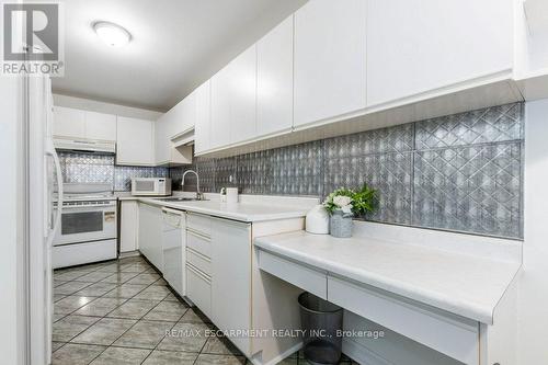 115 - 2205 South Millway, Mississauga, ON - Indoor Photo Showing Kitchen