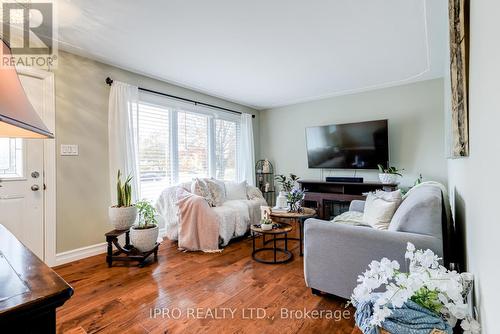 51 Radford Avenue, Cambridge, ON - Indoor Photo Showing Living Room