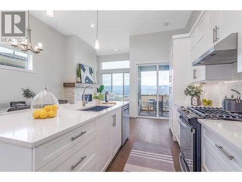 1416 Tower Ranch Drive, Kelowna, BC - Indoor Photo Showing Kitchen With Upgraded Kitchen