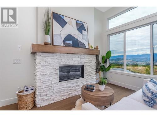 1416 Tower Ranch Drive, Kelowna, BC - Indoor Photo Showing Living Room With Fireplace