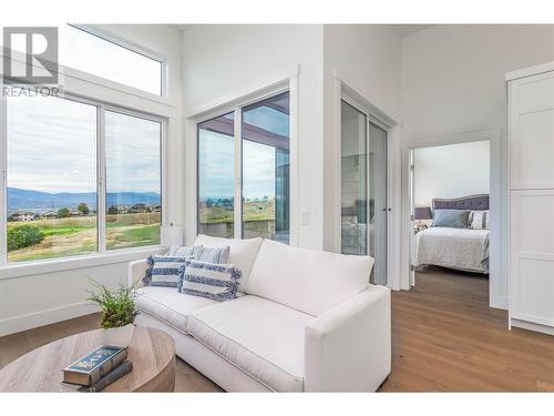 1416 Tower Ranch Drive, Kelowna, BC - Indoor Photo Showing Living Room