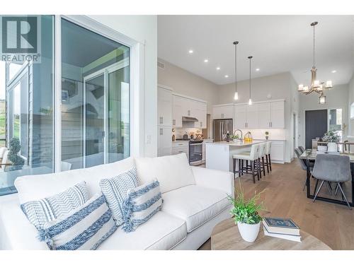 1416 Tower Ranch Drive, Kelowna, BC - Indoor Photo Showing Living Room