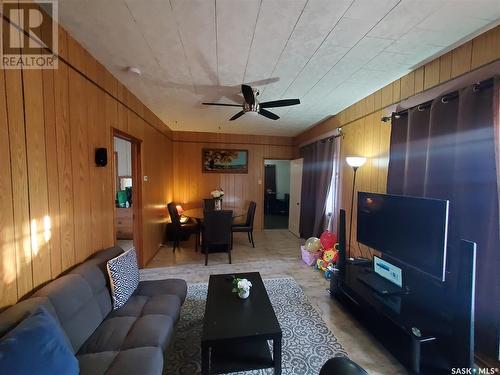 129 1St Street W, Ponteix, SK - Indoor Photo Showing Living Room