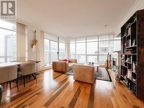 904 162 Victory Ship Way, North Vancouver, BC - Indoor Photo Showing Living Room