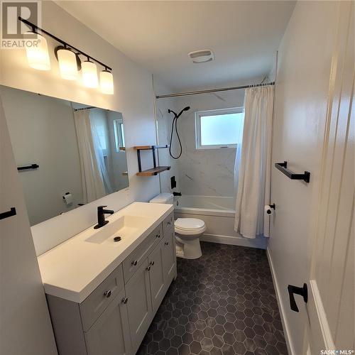 307 Birch Street, Caronport, SK - Indoor Photo Showing Bathroom