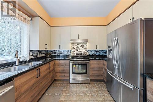 77 Worthington Avenue, Richmond Hill, ON - Indoor Photo Showing Kitchen With Double Sink