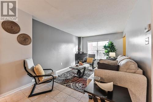 541 Bondi Avenue, Newmarket, ON - Indoor Photo Showing Living Room