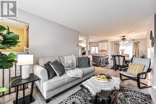 541 Bondi Avenue, Newmarket, ON - Indoor Photo Showing Living Room