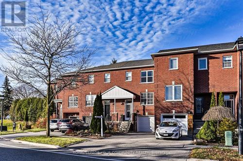 541 Bondi Avenue, Newmarket, ON - Outdoor With Facade