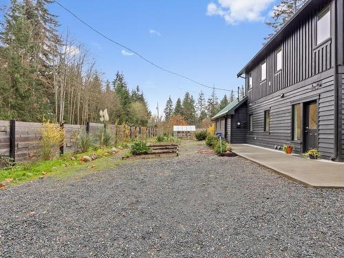 571 Holiday Rd, Fanny Bay, BC 