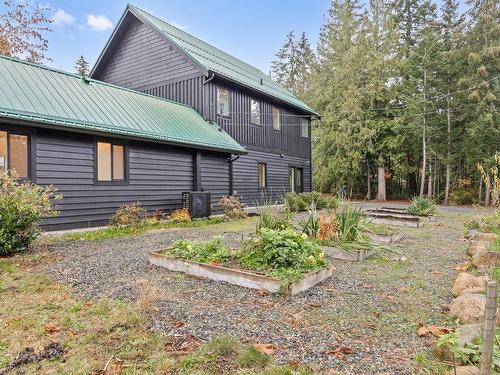 571 Holiday Rd, Fanny Bay, BC 